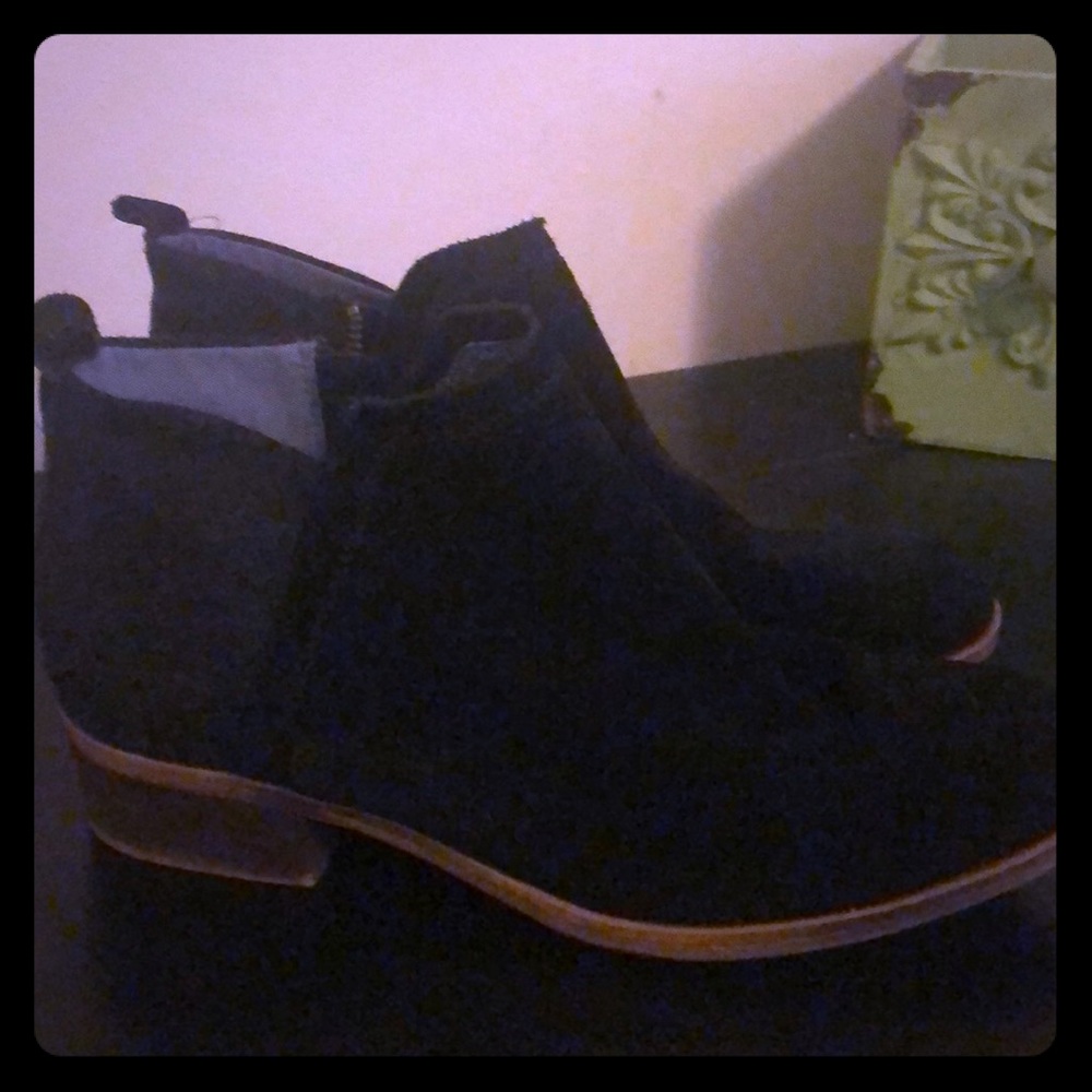 Barely worn pair of TOMS great condition!